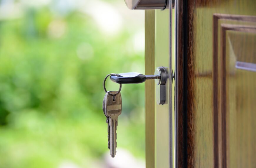 US Homebuilder Shares Plummet Amid Tight Housing Market